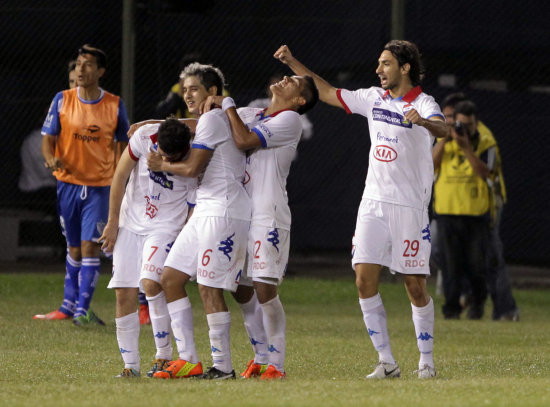 La celebracin de los integrantes del cuadro paraguayo de Nacional; abajo, una escena del partido del Mineiro.