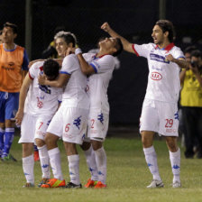 La celebracin de los integrantes del cuadro paraguayo de Nacional; abajo, una escena del partido del Mineiro.