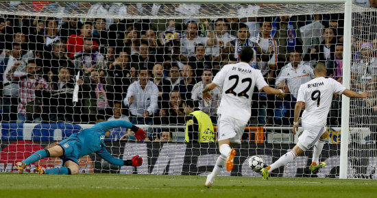 El delantero francs del Real Madrid, Karim Benzema (d), marca su gol ante el portero del Bayern de Mnich, Manuel Neuer (i), durante el partido.