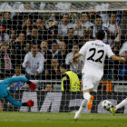 El delantero francs del Real Madrid, Karim Benzema (d), marca su gol ante el portero del Bayern de Mnich, Manuel Neuer (i), durante el partido.