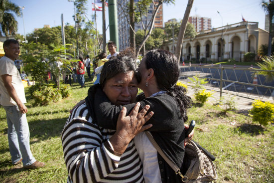 APROBACIN. Indgenas paraguayos celebran la decisin de Senado.