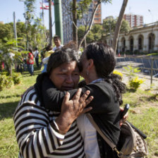 APROBACIN. Indgenas paraguayos celebran la decisin de Senado.