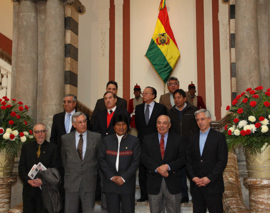 RESPALDO. Autoridades y ex autoridades destacaron la unidad de los bolivianos.