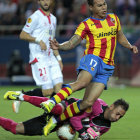 El portero portugus del Sevilla Beto (abajo) detiene un baln ante el chileno Eduardo Vargas (d), del Valencia.