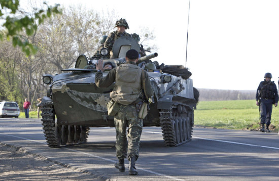 OPERACIN. Varios soldados ucranianos vigilan desde un puesto de control situado a 30 kilmetros de la ciudad de Slaviansk, Ucrania.