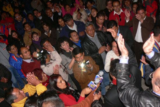 MOVILIZACIN. Candidatos, estudiantes y dirigentes se reunieron en las puertas del Tribunal Constitucional rechazando la medida.