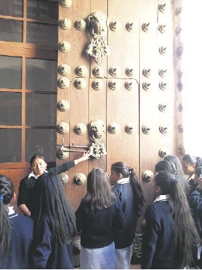 VISITA. Alumnas del colegio Santa Eufrasia observan los detalles del portn de San Miguel.