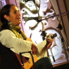 CANTAUTORA. Jenny Crdenas durante su ltimo recital en Sucre.