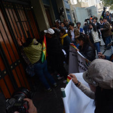 MARCHAS. Los suboficiales y sargentos continuarn con las medidas de presin, en la foto se refleja la marcha del viernes.