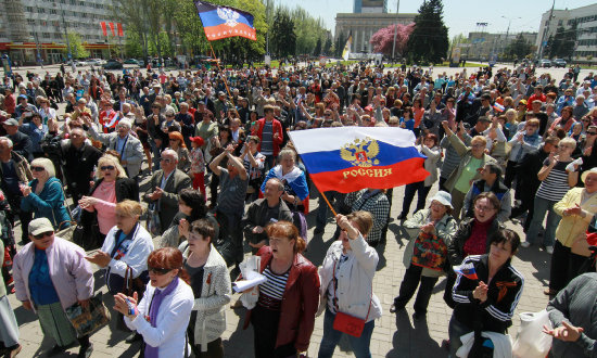 MOVILIZACIONES. Manifestantes prorrusos se concentran en una plaza de la ciudad de Donetsk, bastin de los separatistas.