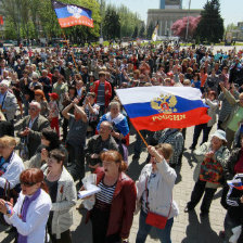 MOVILIZACIONES. Manifestantes prorrusos se concentran en una plaza de la ciudad de Donetsk, bastin de los separatistas.