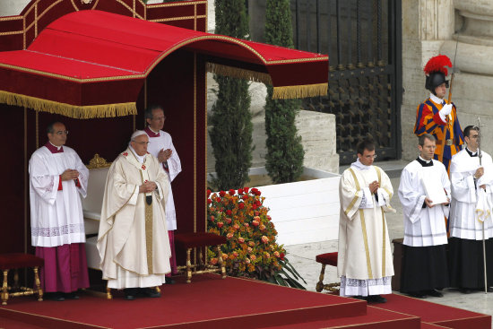 CANONIZACIN. El papa Francisco (2i), durante la ceremonia en la Plaza San Pedro.