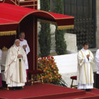 CANONIZACIN. El papa Francisco (2i), durante la ceremonia en la Plaza San Pedro.