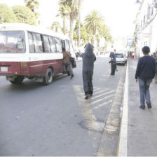 Infraccin. Un microbus del Sindicato San Cristbal para en media calle para recoger a un pasajero, pese a que la parada momentnea de la calle Olaeta est habilitada.