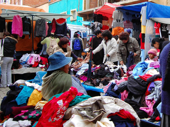 COMERCIO. El negocio de la ropa usada sigue vigente a pesar de las restricciones.