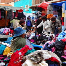 COMERCIO. El negocio de la ropa usada sigue vigente a pesar de las restricciones.