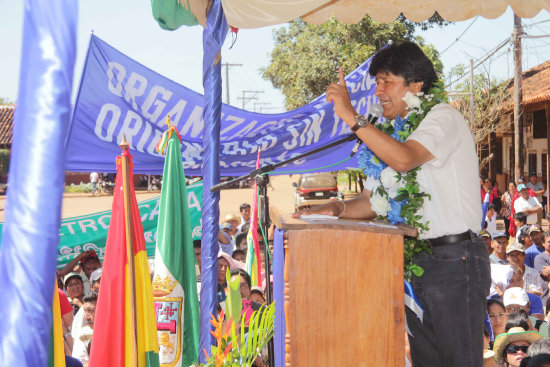 CONCENTRACIN. El presidente Evo Morales junto a habitantes de la Chiquitana.