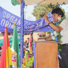 CONCENTRACIN. El presidente Evo Morales junto a habitantes de la Chiquitana.