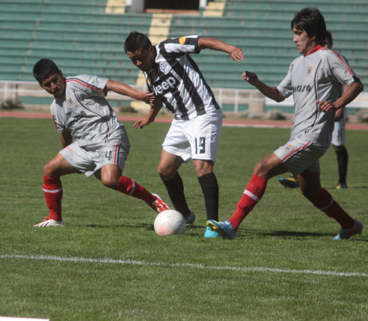 Una jugada del partido de ayer, domingo, entre Fancesa y Atltico Sucre.