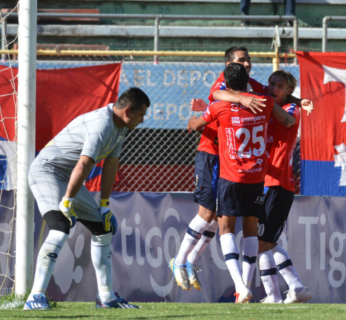 Los integrantes del cuadro aviador celebran el primer gol anotado contra los potosinos ; abajo, una jugada entre dos rivales.