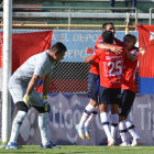 Los integrantes del cuadro aviador celebran el primer gol anotado contra los potosinos ; abajo, una jugada entre dos rivales.