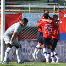 Los integrantes del cuadro aviador celebran el primer gol anotado contra los potosinos ; abajo, una jugada entre dos rivales.