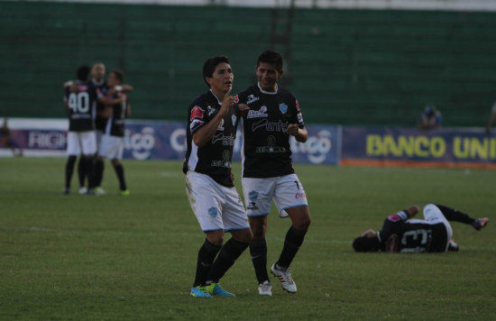 Vladimir Vastelln (i) festeja su gol con uno de sus compaeros.