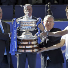 El japons Kei Nishikori recibiendo el premio del Open Banc Sabadell-Trofeo Conde de God.