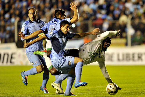 Bolvar fue el primer equipo en clasificar a cuartos de final, le sigui el argentino Lans.