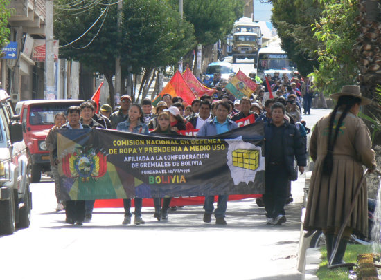 MARCHA. Los comerciantes en una de las calles de Sucre, antes de su ampliado de emergencia.