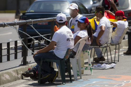 PROTESTAS. Grupos de manifestantes contrarios al Gobierno venezolano se encadenaron ante una sede internacional en Caracas.