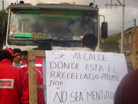 PROTESTA. Un grupo de vecinos y comerciantes de la zona de El Tejar bloque la avenida Destacamento Chuquisaca, camino a Potos.