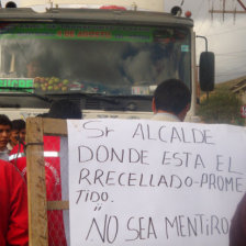 PROTESTA. Un grupo de vecinos y comerciantes de la zona de El Tejar bloque la avenida Destacamento Chuquisaca, camino a Potos.