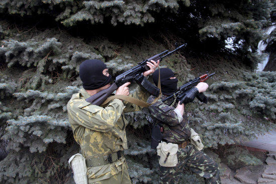 ASALTO. Separatistas prorrusos apostados en el exterior del edificio de la Polica en Lugansk.