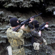 ASALTO. Separatistas prorrusos apostados en el exterior del edificio de la Polica en Lugansk.