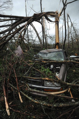 DESTRUCCIN. Efectos de un tornado que azot Mayflower, Arkansas, dejando varios muertos.