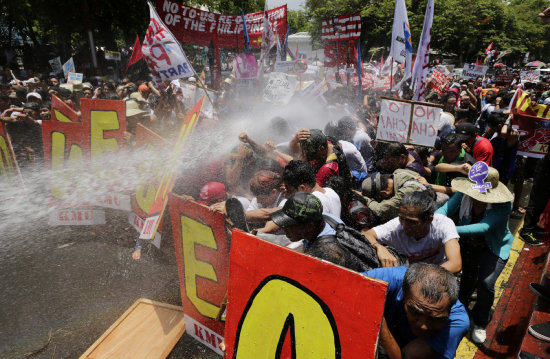 RECHAZO. La Polica dispersa a grupos de manifestantes contrarios a Estados Unidos.