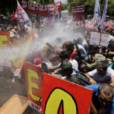 RECHAZO. La Polica dispersa a grupos de manifestantes contrarios a Estados Unidos.