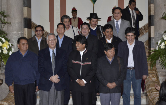 ENCUENTRO. La foto oficial de la reunin entre el presidente Evo Morales y los gobernadores del pas.