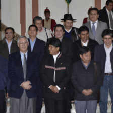 ENCUENTRO. La foto oficial de la reunin entre el presidente Evo Morales y los gobernadores del pas.