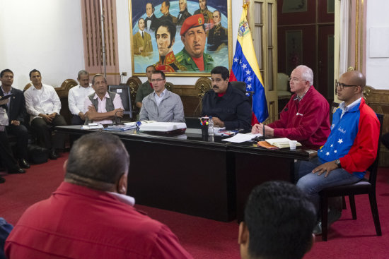 CONFERENCIA DE PAZ. Maduro y miembros de organizaciones sindicales de trabajadores.