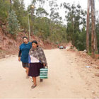 CARENCIA. Los vecinos caminan casi un kilmetro para tomar una lnea de microbus.