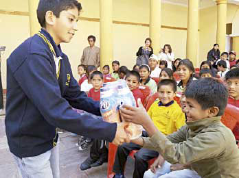 HOGARES. El alcaldesito de Sucre, Carlos Montellano, entreg los alimentos.