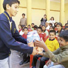 HOGARES. El alcaldesito de Sucre, Carlos Montellano, entreg los alimentos.