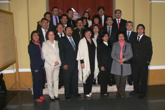 REPRESENTACIN. La nueva mesa directiva de la Federacin Universitaria de Docentes que asumi el cargo anoche, por la gestin 2014 - 2016.