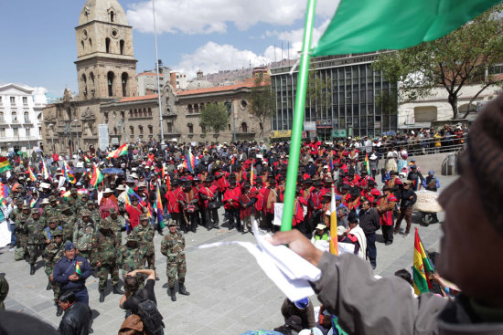 CONFLICTO. La marcha de los suboficiales y sargentos lleg a la plaza San Francisco en La Paz.