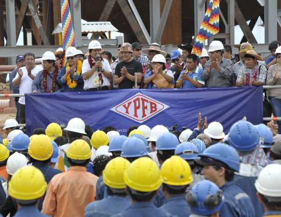 Discurso. El presidente Evo Morales inspecciona obras en la planta separadora de lquidos en Gran Chaco.