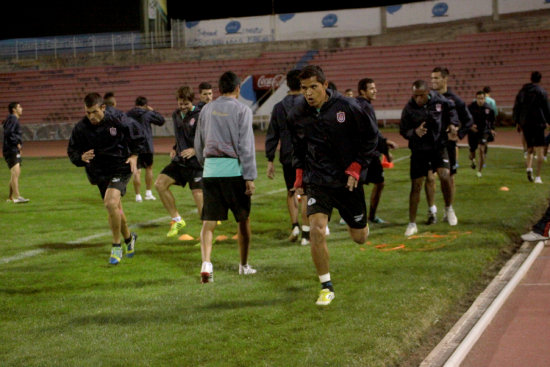 Universitario se entren la tarde-anoche de ayer, en el estadio Patria, con las variantes obligadas en su onceno.