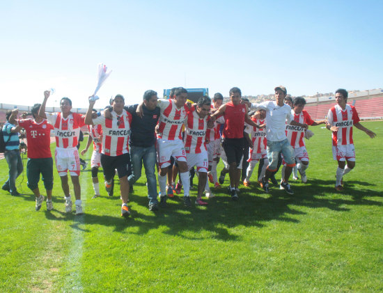 La vuelta olmpica del flamante campen de la Primera B; al lado, toda la plantilla del equipo que protagoniz la operacin retorno.