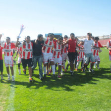 La vuelta olmpica del flamante campen de la Primera B; al lado, toda la plantilla del equipo que protagoniz la operacin retorno.